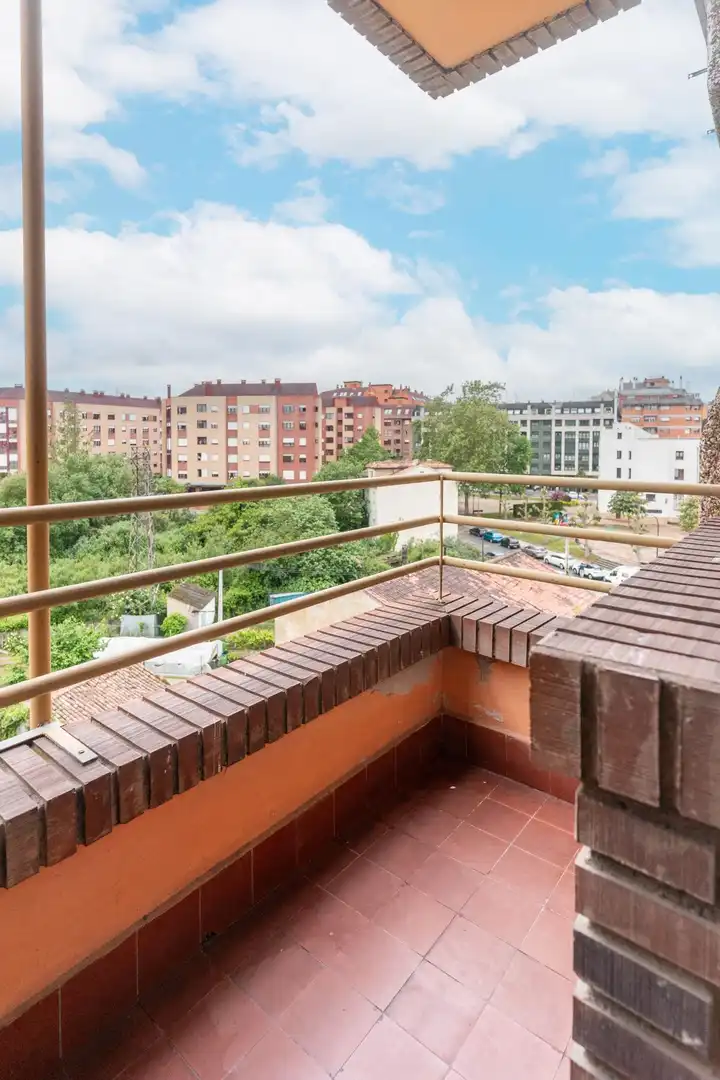 Terrassa de Pis en venda en Oviedo  amb Terrassa i Moblat
