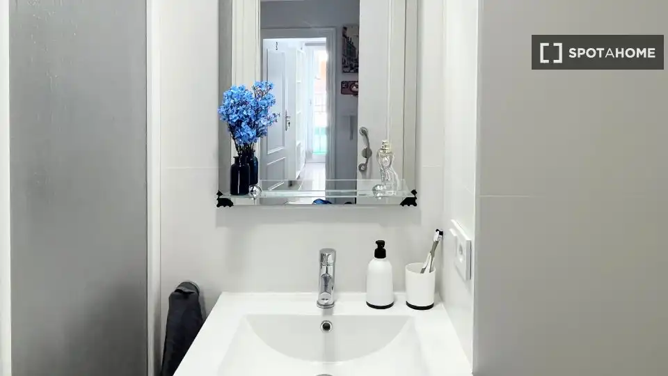 Badezimmer von Wohnung zur untervermieten in Burjassot mit Klimaanlage, Terrasse und Möbliert