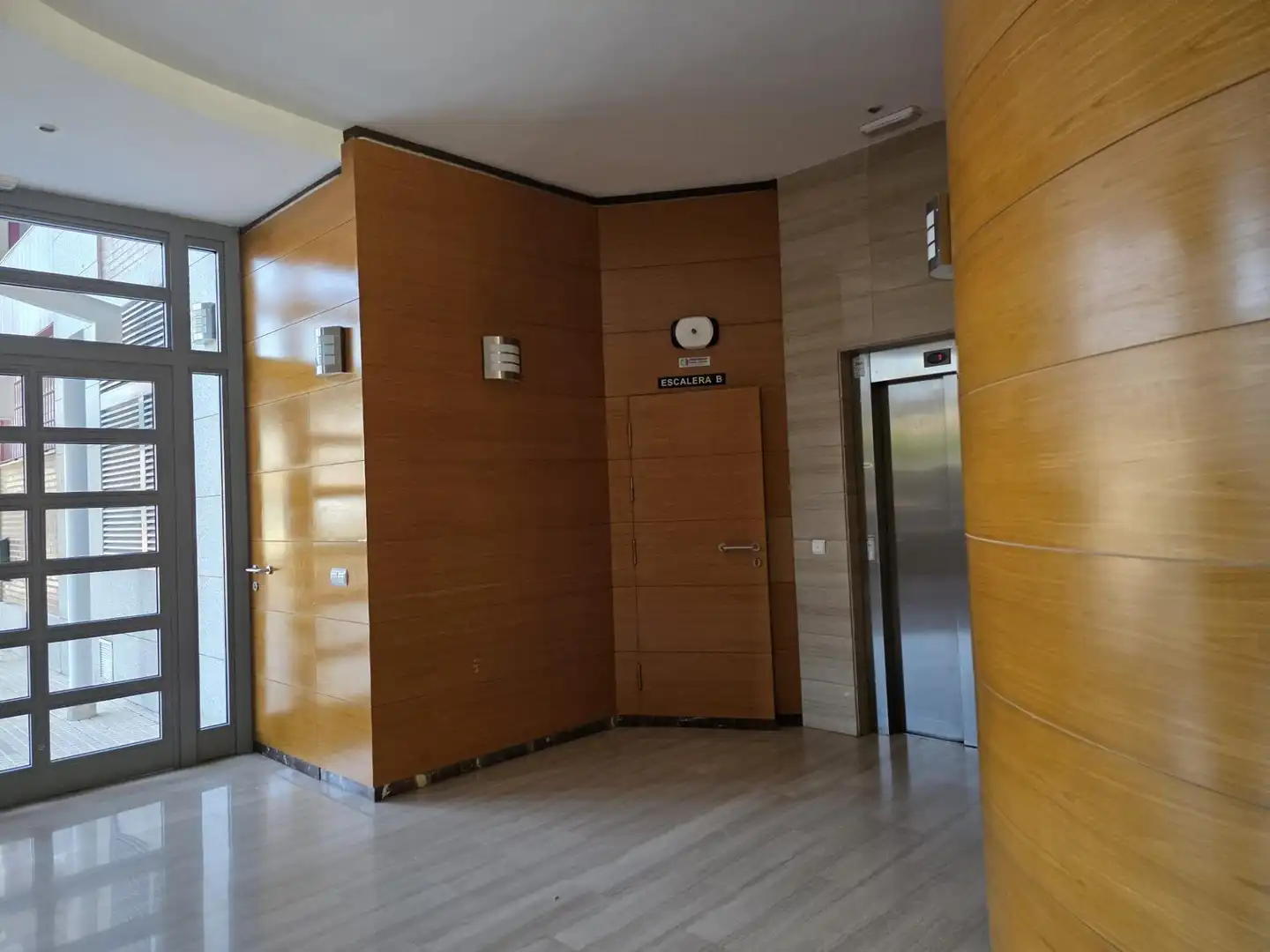 Wohnung zum Verkauf in Valencia mit Klimaanlage, Privatgarten und Terrasse