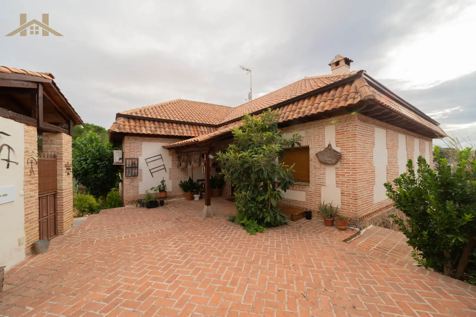 Vista exterior de Casa o xalet en venda en Santa Cruz del Retamar amb Aire condicionat, Calefacció i Jardí privat