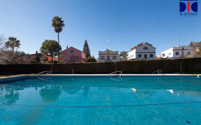 Piscina de Casa adosada en venda en Mairena del Aljarafe amb Aire condicionat, Jardí privat i Terrassa