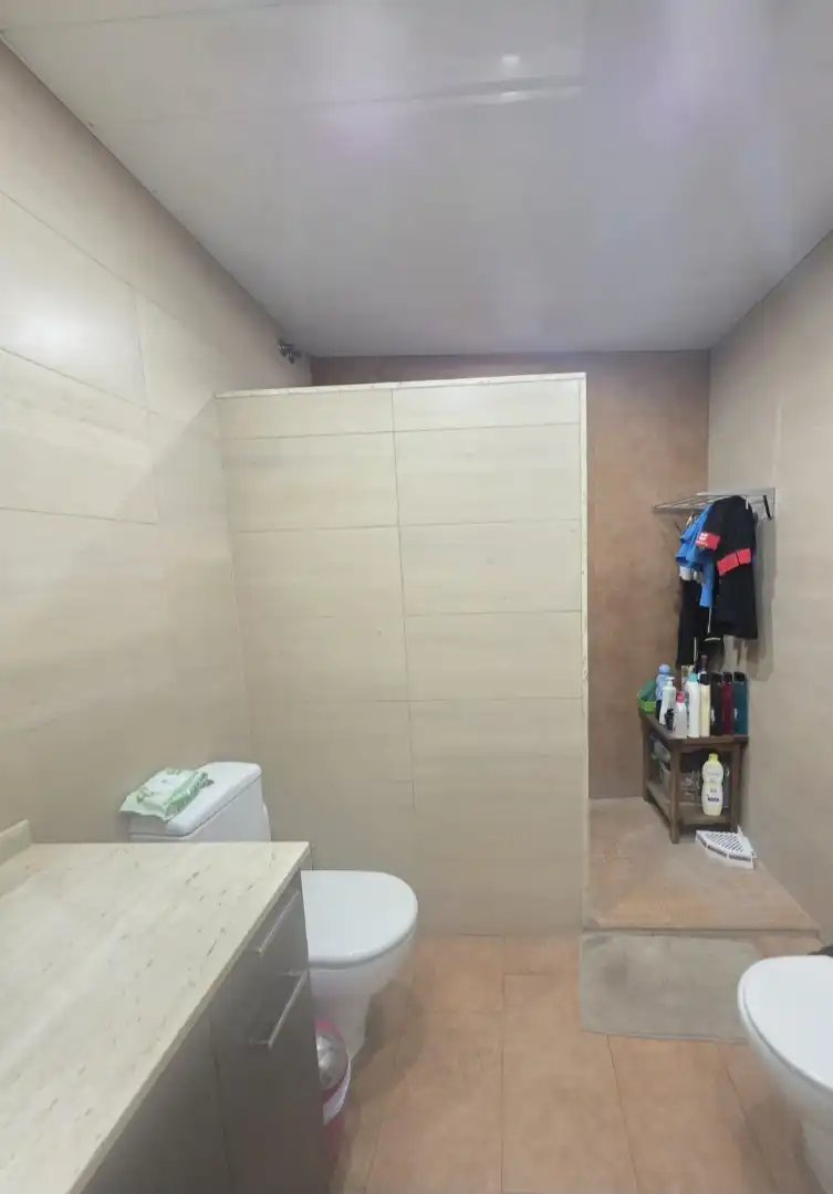 Bany de Casa adosada en venda en Santa Coloma de Gramenet amb Aire condicionat, Calefacció i Parquet