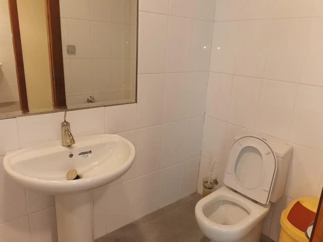 Badezimmer von Fabrikhallen zum Verkauf in Valtierra