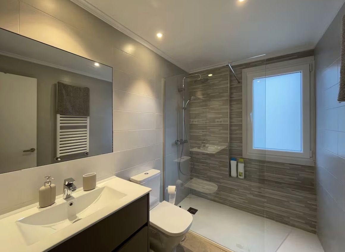 Bathroom of Apartment to rent in Getxo   with Air Conditioner, Heating and Parquet flooring