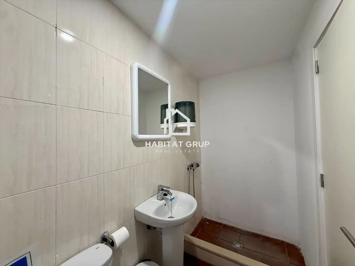 Baño de Nave industrial en venta en Sant Lluís