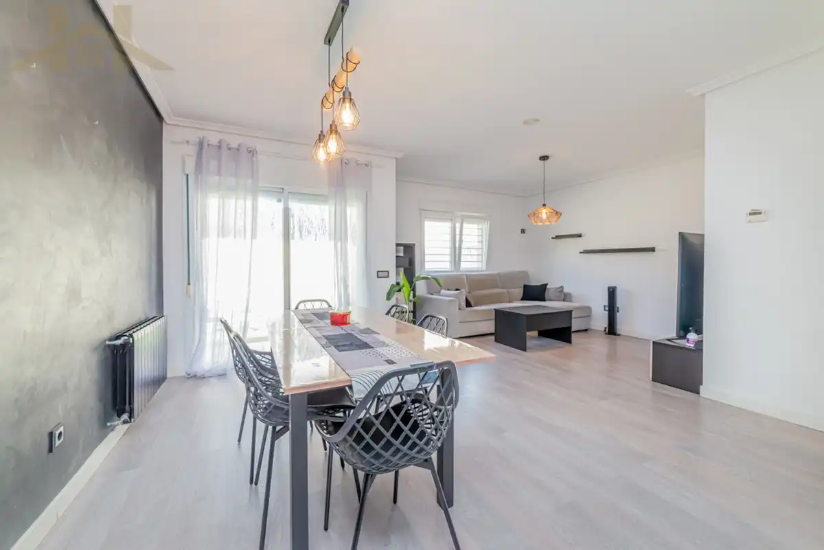 Casa aparellada amb jardí en venda a Calle Camilo José Cela, imagen 2