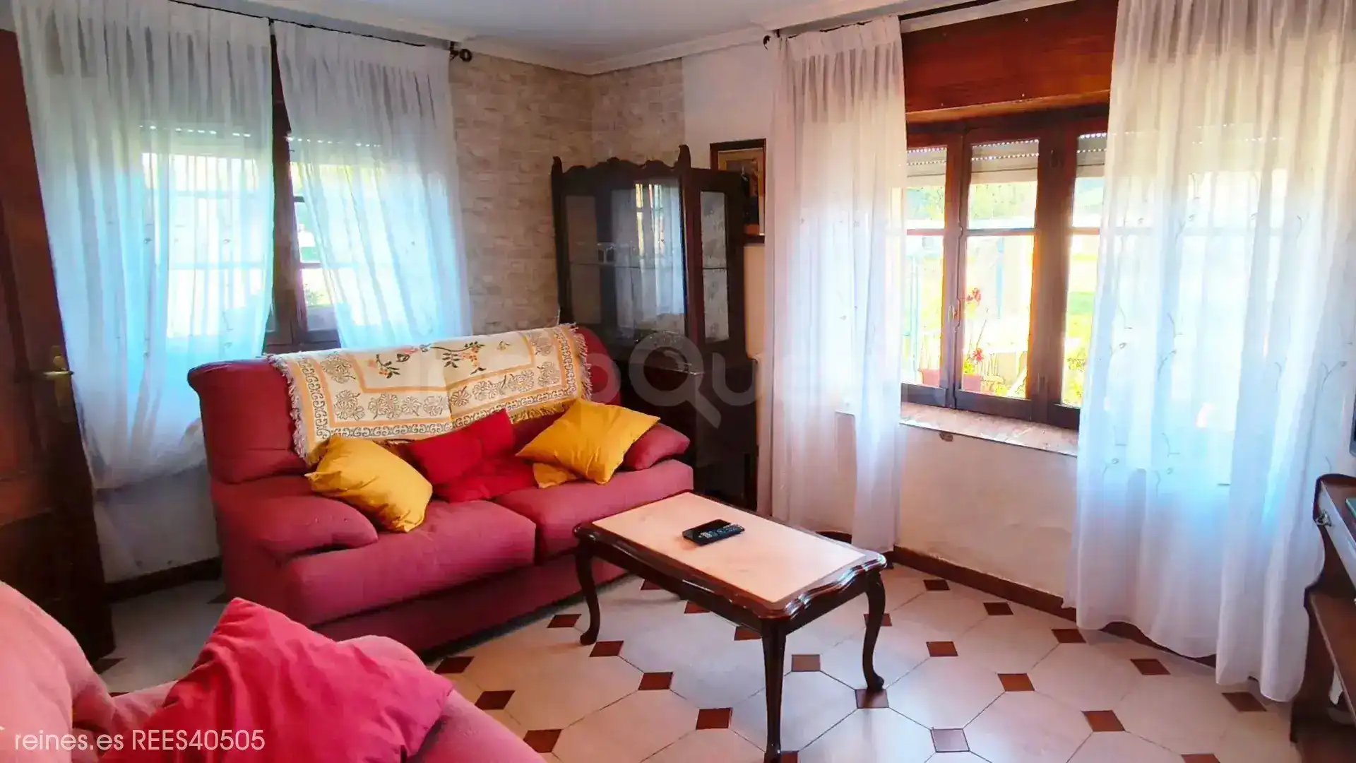 Wohnzimmer von Einfamilien-Reihenhaus zum Verkauf in Miengo mit Heizung und Privatgarten