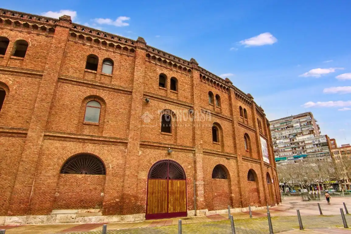 Vista exterior de Edifici en venda en Valladolid