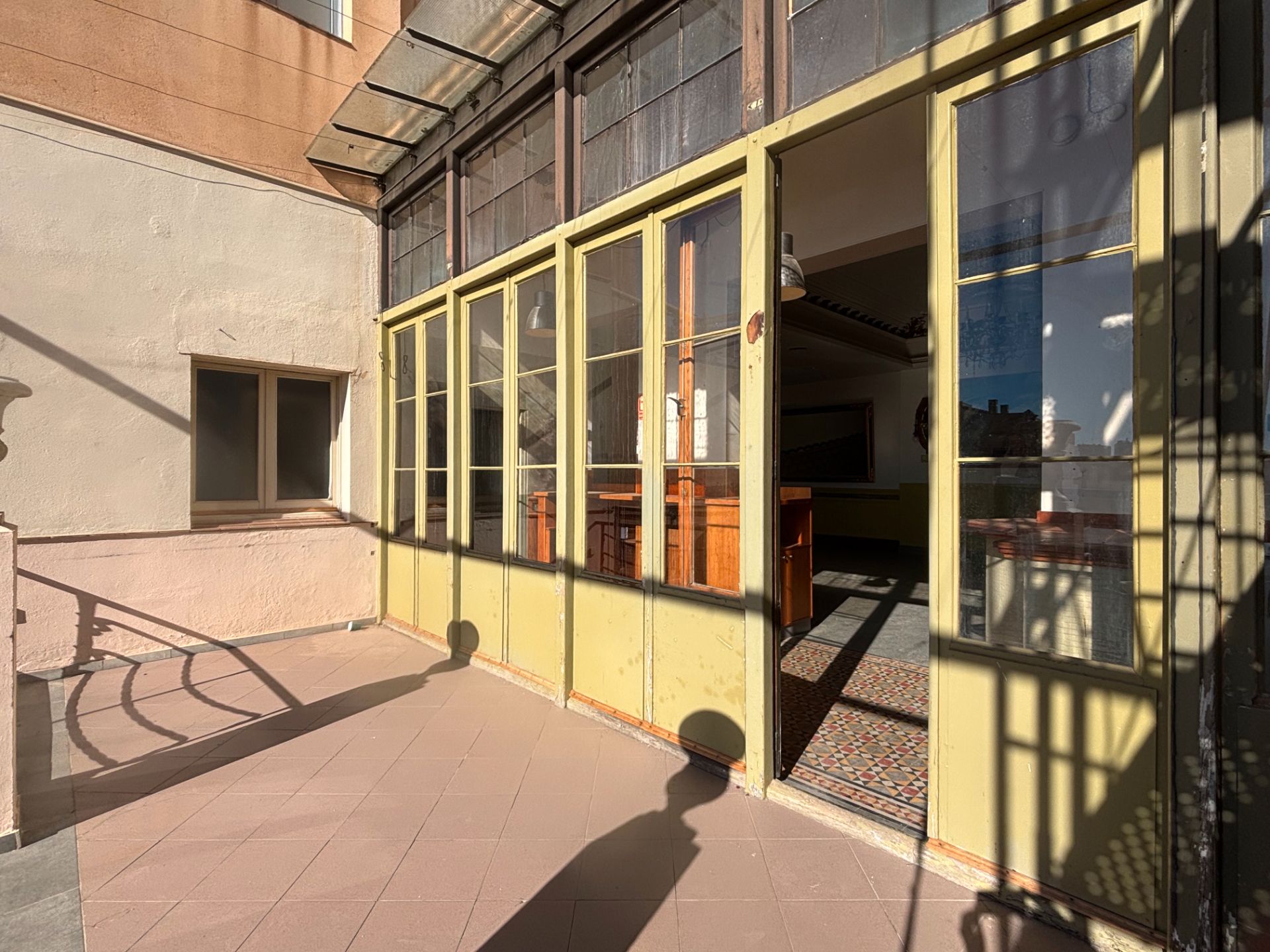 Vista exterior de Local en venta en Terrassa con Aire acondicionado, Calefacción y Terraza