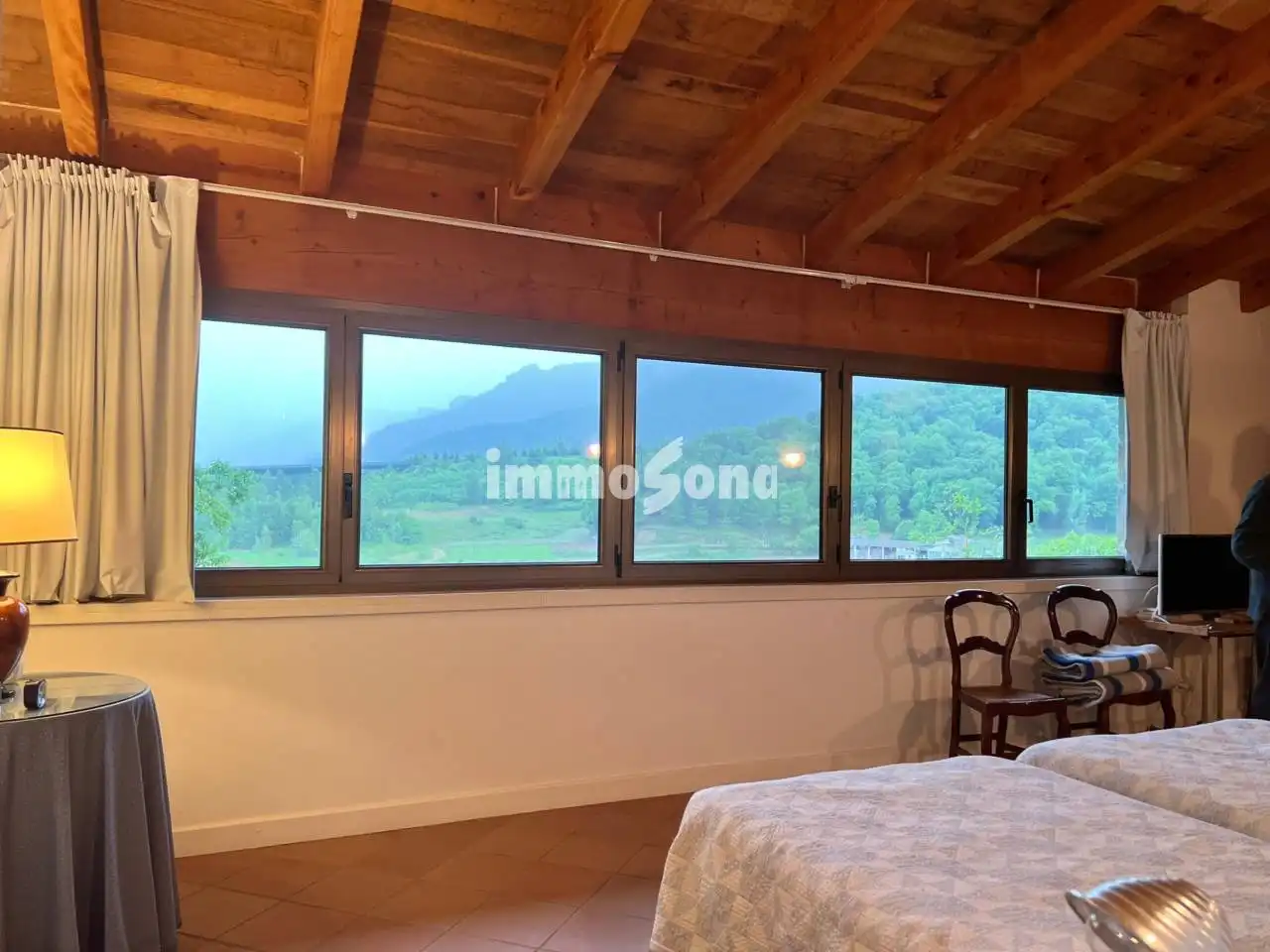Dormitori de Finca rústica en venda en La Vall d'en Bas amb Calefacció, Jardí privat i Alarma