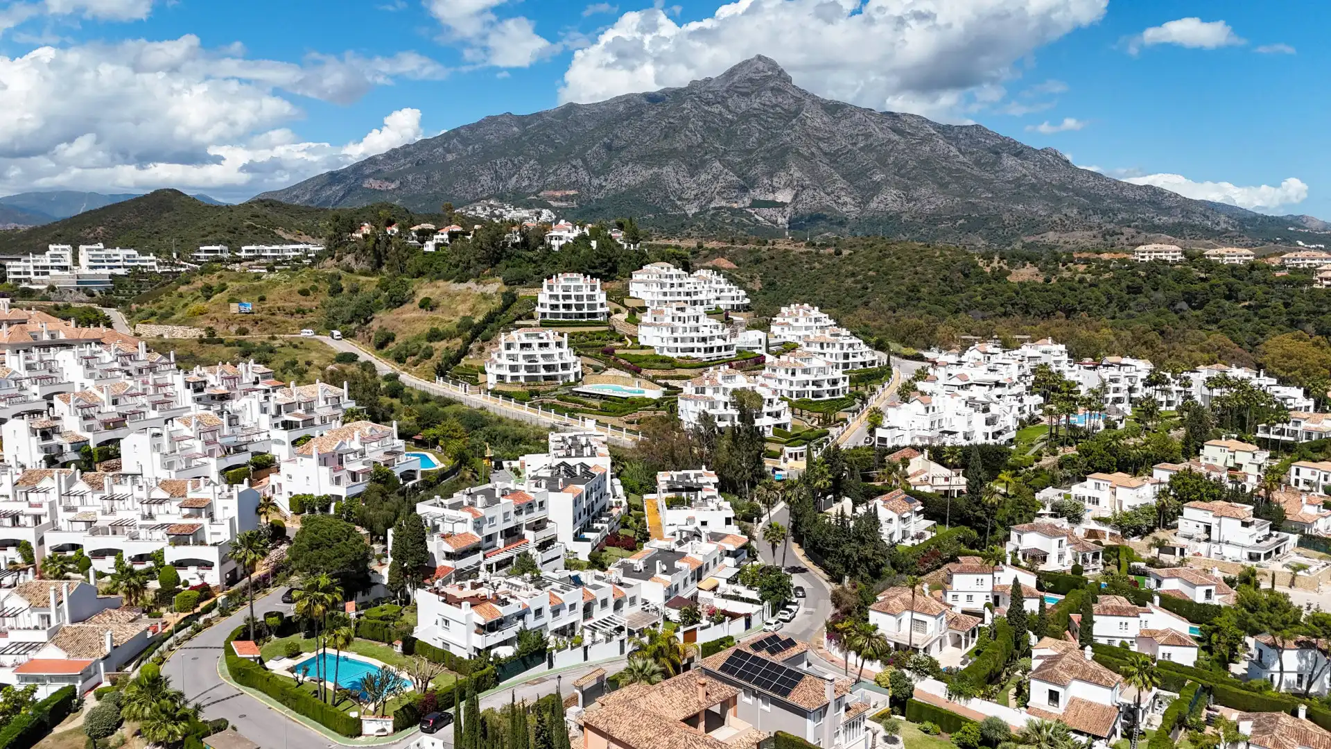 Vista exterior de Casa adosada en venda en Marbella amb Aire condicionat, Jardí privat i Terrassa