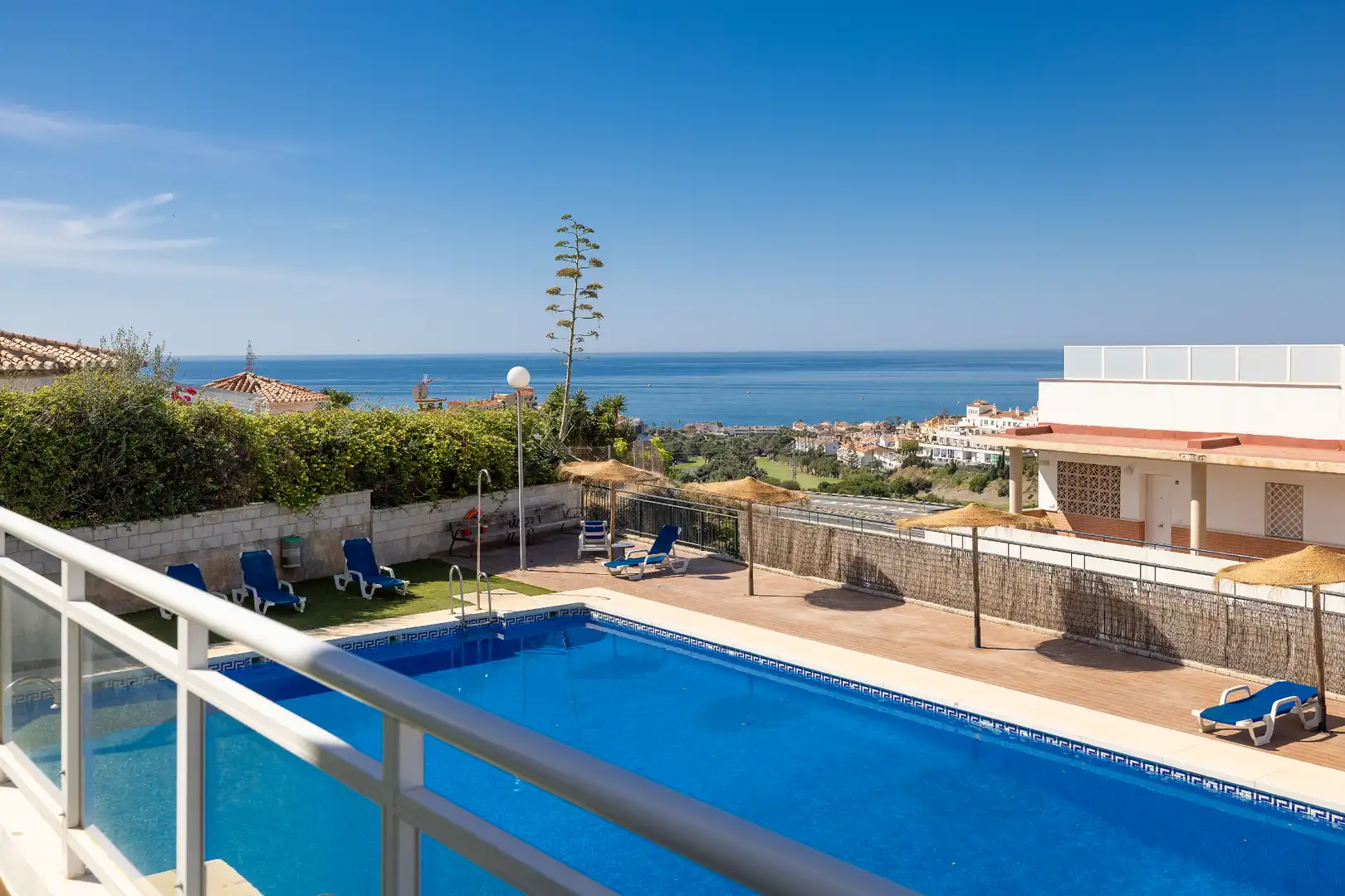 Piscina de Dúplex en venda en Rincón de la Victoria amb Aire condicionat, Calefacció i Jardí privat
