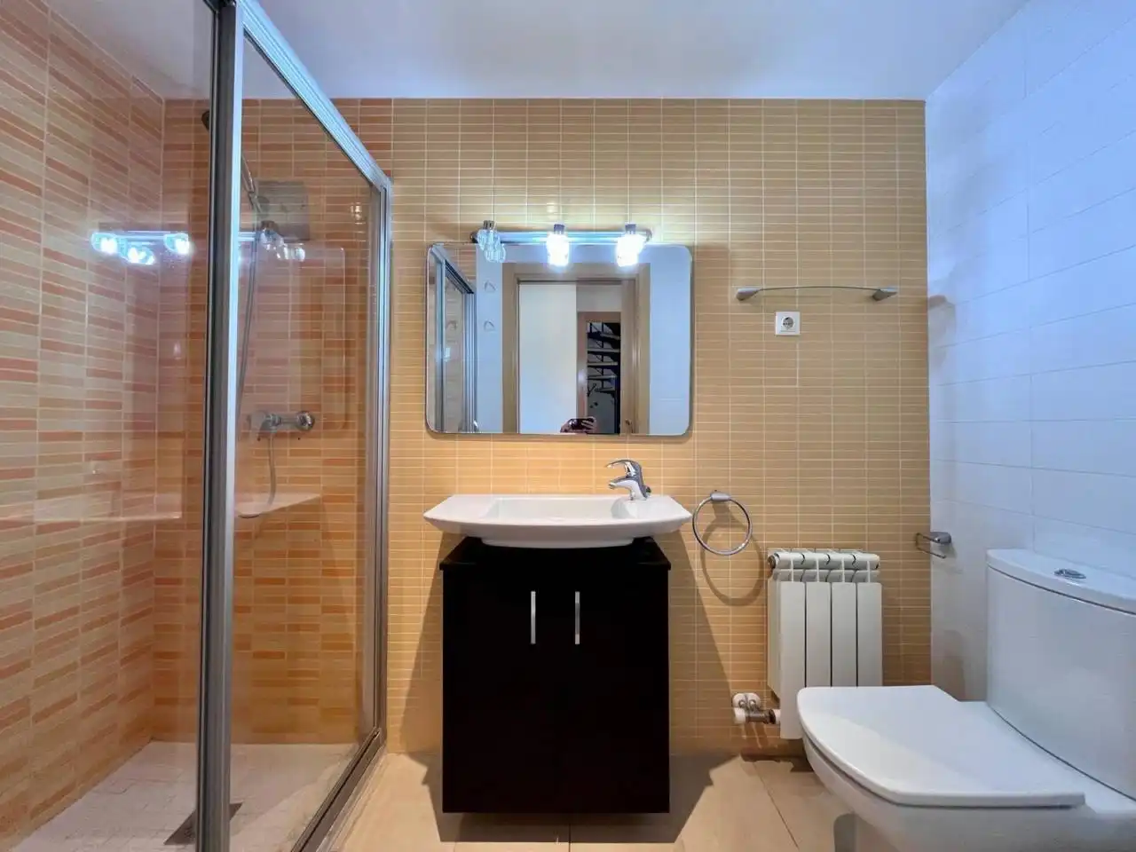 Baño de Piso de alquiler en Torrelavit con Aire acondicionado, Calefacción y Terraza