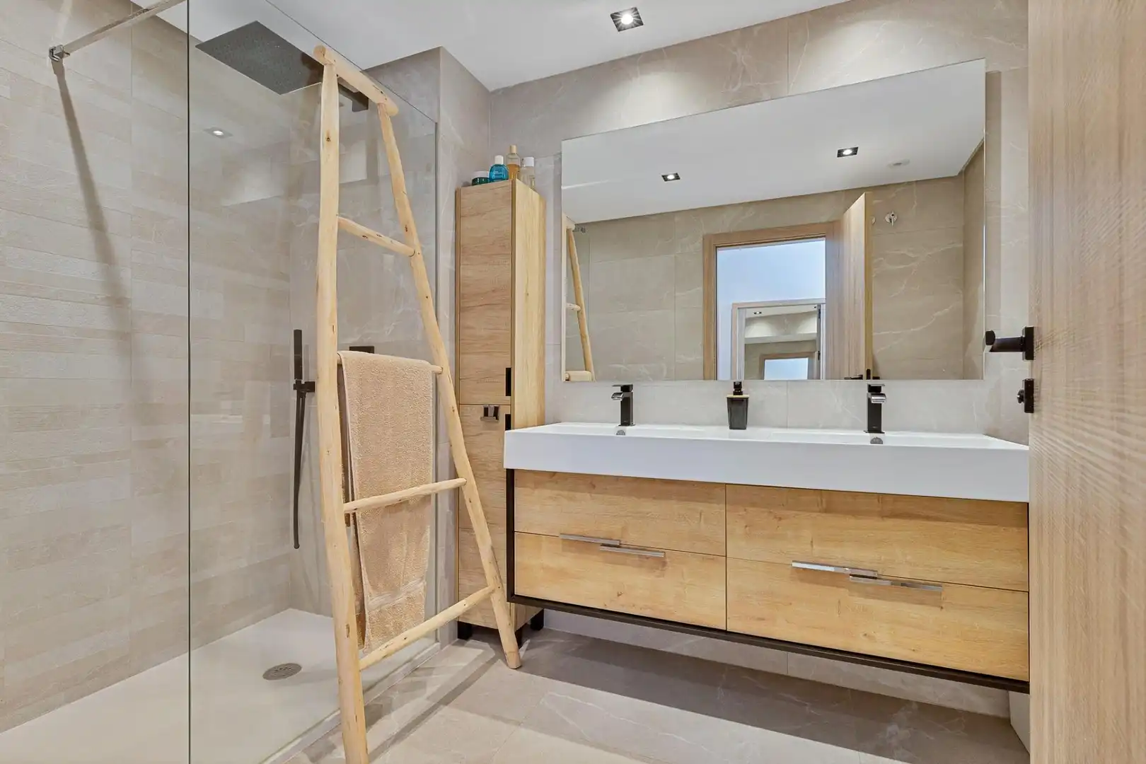Bathroom of Attic for sale in Istán  with Air Conditioner, Private garden and Terrace