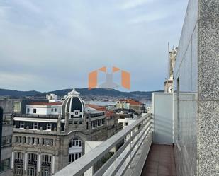 Vista exterior de Àtic en venda en Vigo  amb Calefacció, Parquet i Terrassa