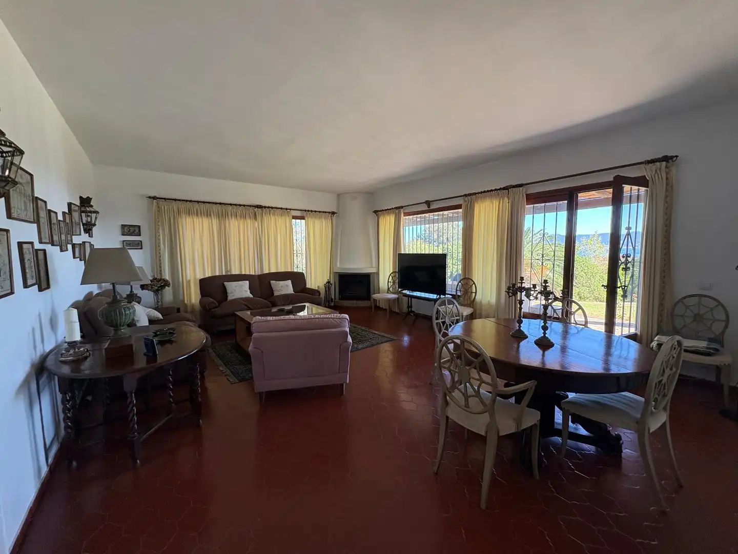 Sala d'estar de Casa o xalet en venda en Algeciras amb Aire condicionat, Jardí privat i Parquet