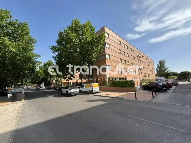 Vista exterior de Pis de lloguer en Getafe amb Parquet, Piscina i Moblat