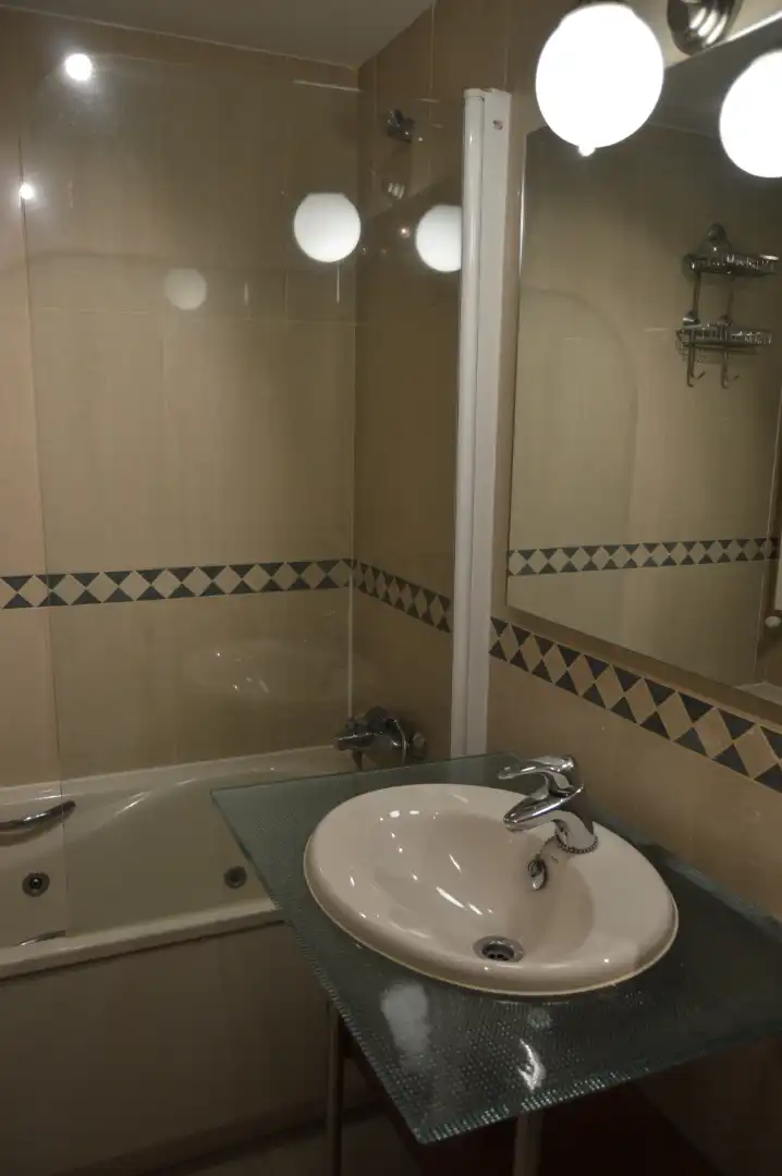 Badezimmer von Wohnung zur Miete in Madrid mit Klimaanlage, Heizung und Parkett