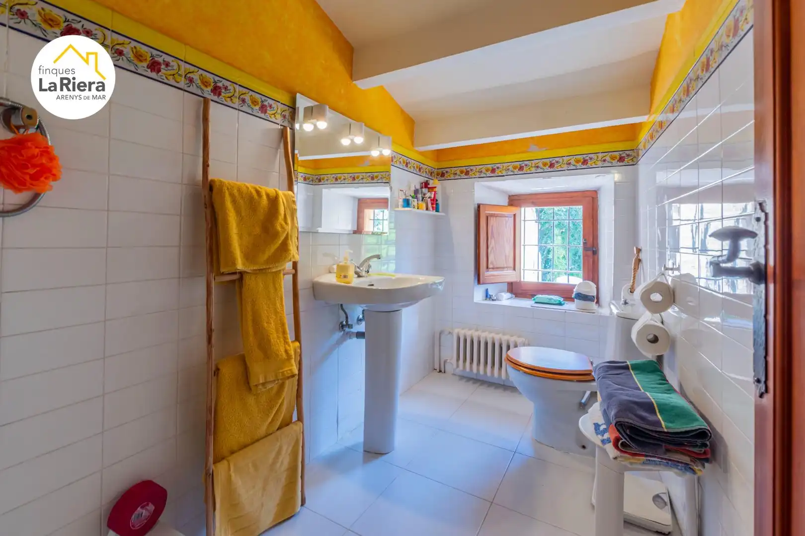Bathroom of Houses for sale in Arenys de Munt  with Air Conditioner, Heating and Private garden