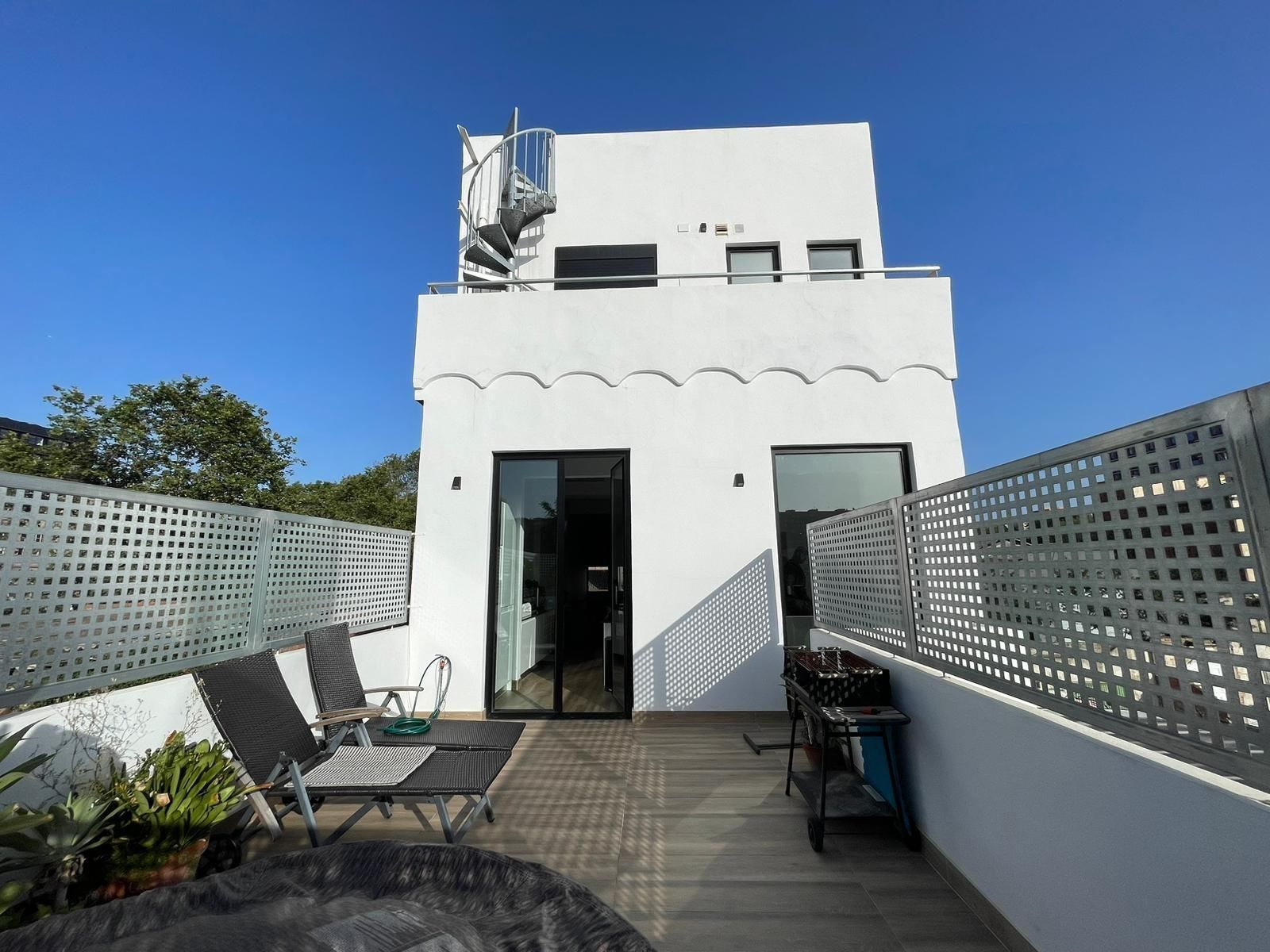 Exterior view of Single-family semi-detached for sale in  Barcelona Capital
