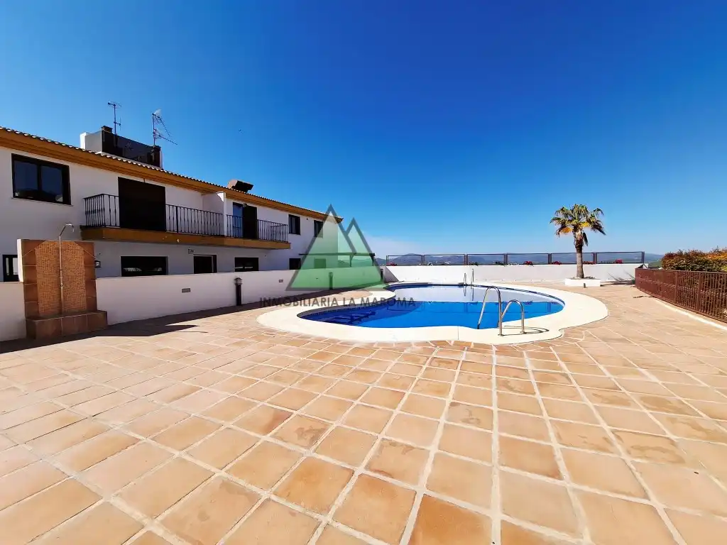 Schwimmbecken von Wohnung zum Verkauf in Alcaucín mit Privatgarten, Terrasse und Schwimmbad