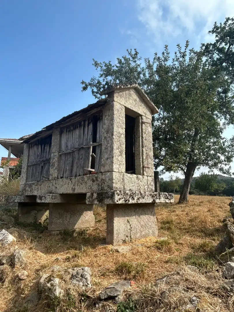 Außenansicht von Country house zum Verkauf in O Irixo mit Privatgarten und Abstellraum
