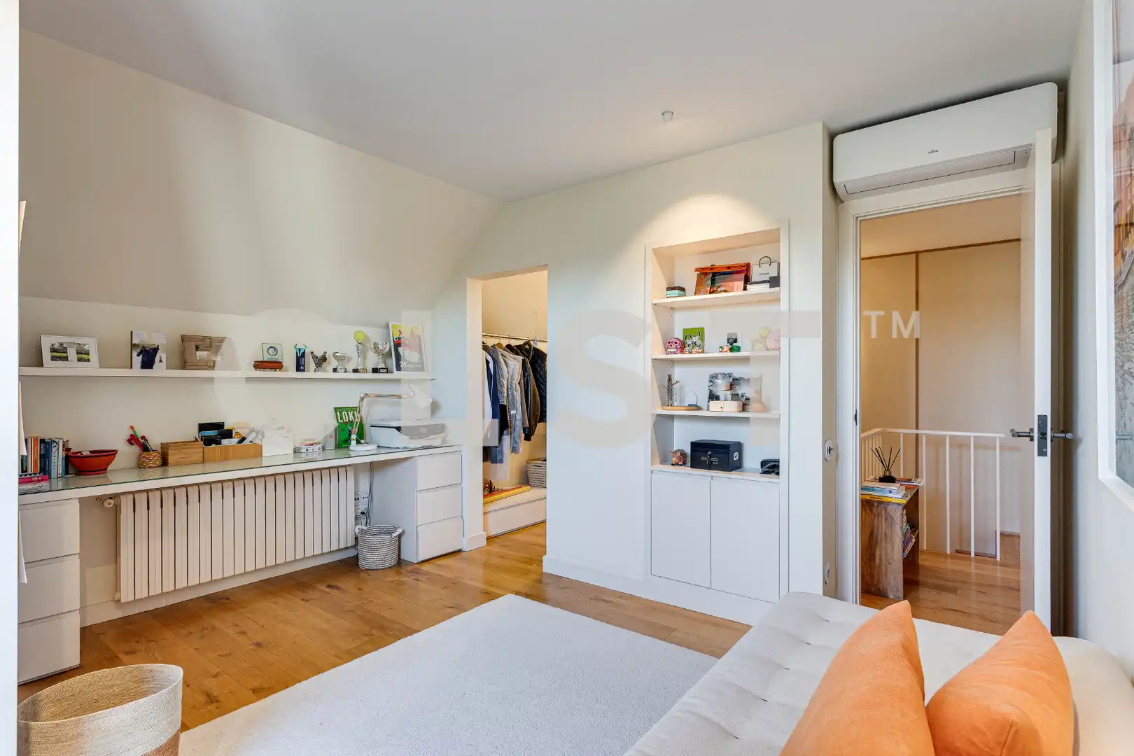 Schlafzimmer von Dachboden zur Miete in Barcelona mit Klimaanlage, Heizung und Parkett