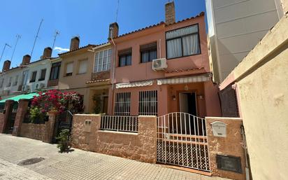 Vista exterior de Casa adosada en venda en Utrera