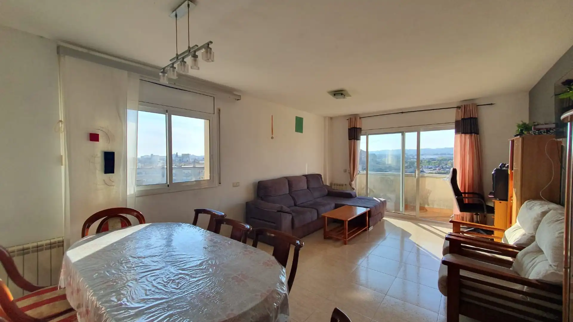 Wohnzimmer von Dachboden zum Verkauf in Vilanova i la Geltrú mit Klimaanlage, Heizung und Terrasse