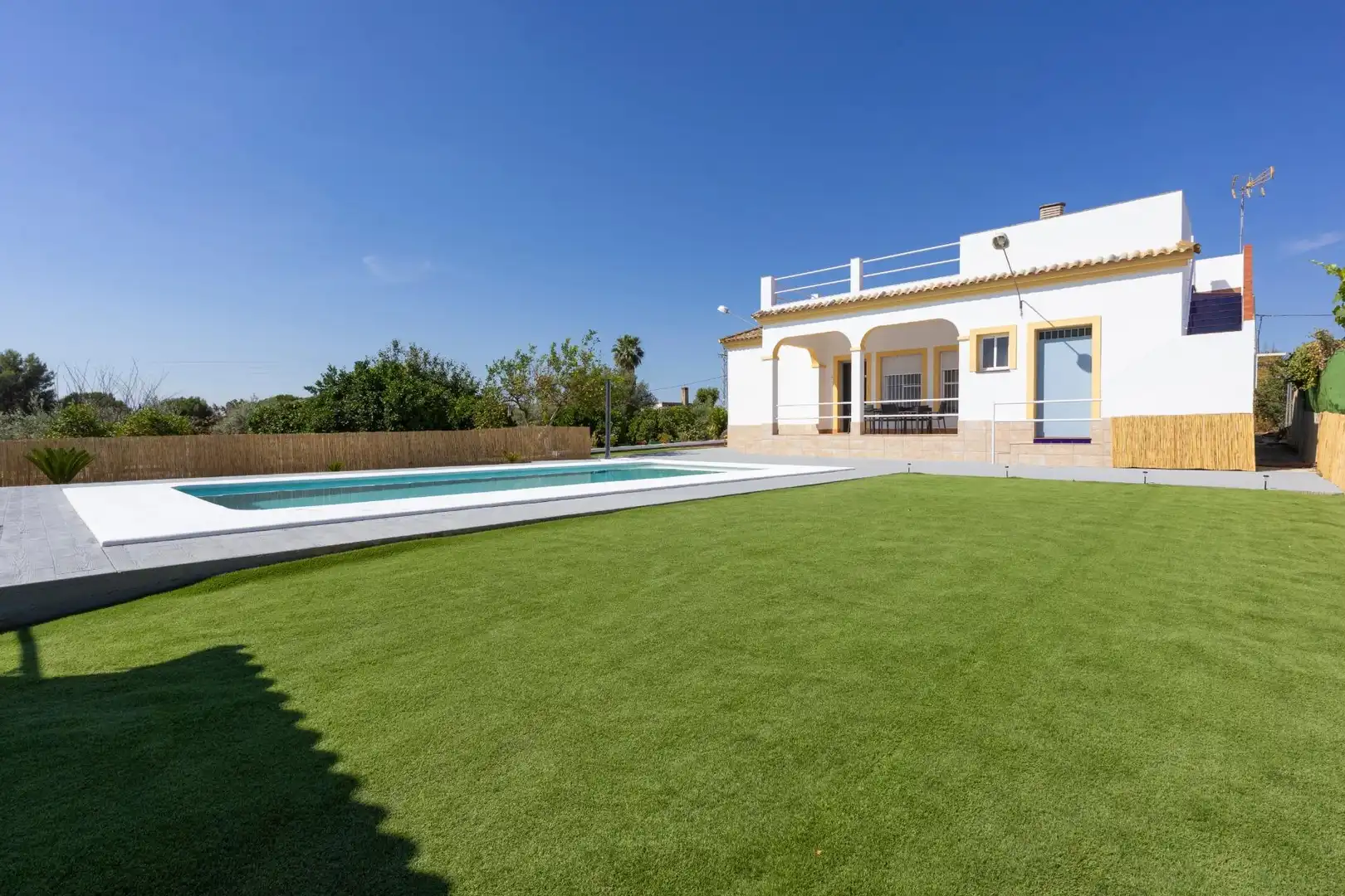 Piscina de Casa o chalet en venta en La Puebla del Río con Terraza, Trastero y Piscina