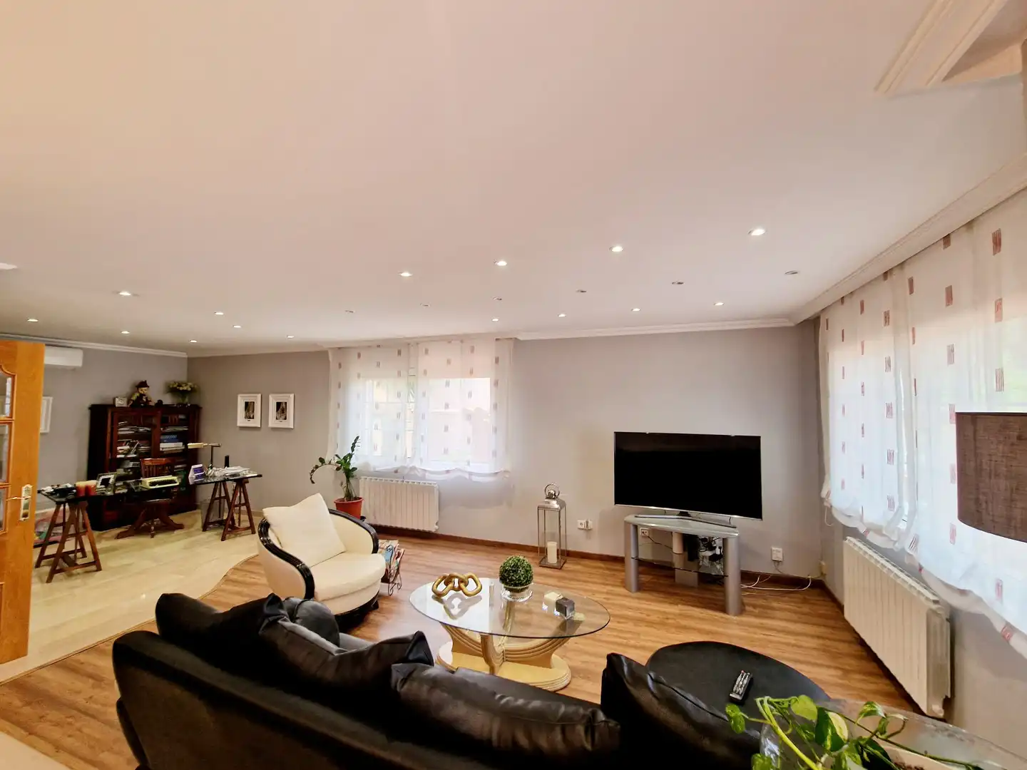 Sala d'estar de Casa o xalet en venda en Sant Boi de Llobregat amb Aire condicionat, Calefacció i Moblat