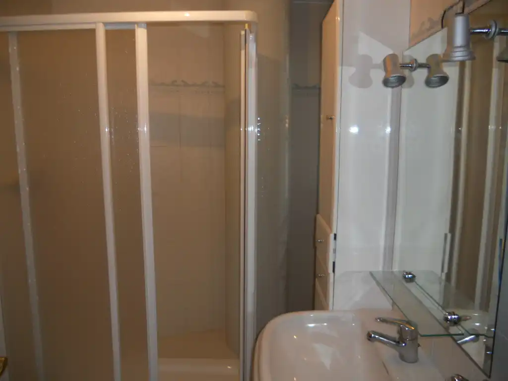 Baño de Piso de alquiler en Santiago de Compostela  con Calefacción, Trastero y Horno