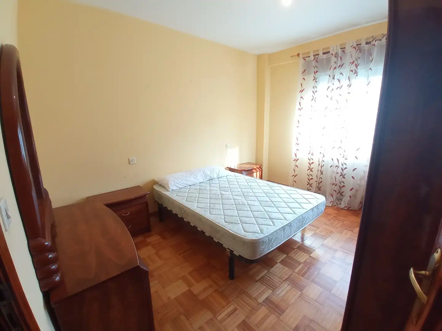 Dormitori de Pis de lloguer en Pontevedra Capital  amb Calefacció, Parquet i Moblat