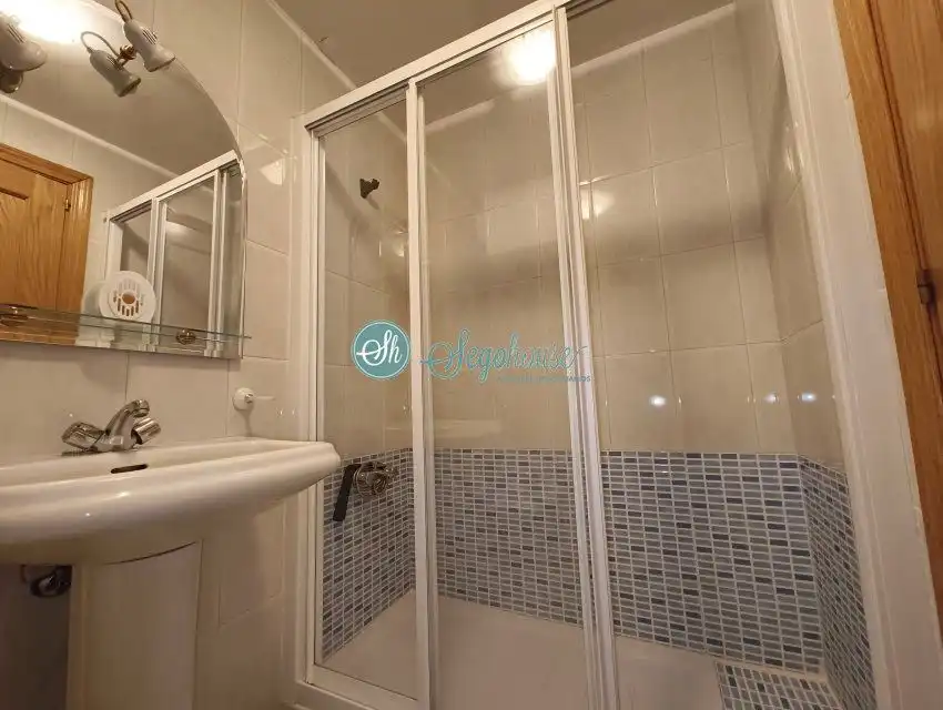 Baño de Piso de alquiler en San Cristóbal de Segovia con Calefacción, Parquet y Amueblado