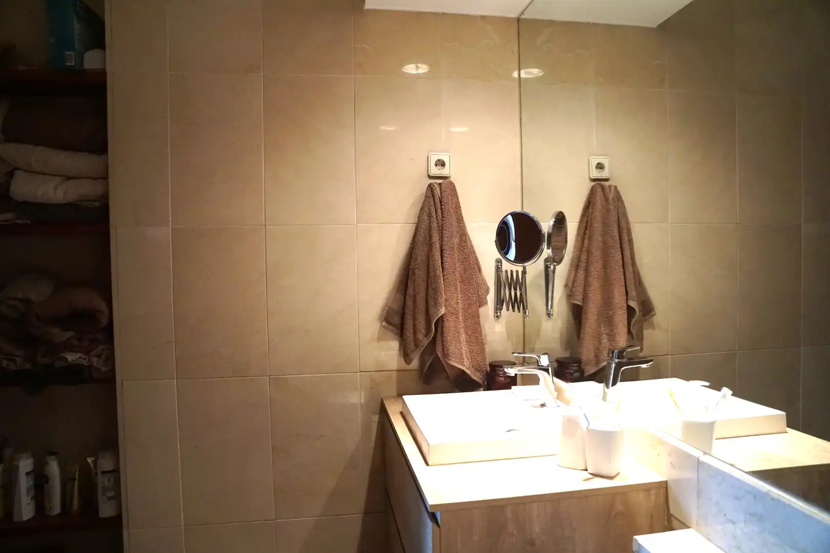 Badezimmer von Einfamilien-Reihenhaus zum Verkauf in Badalona mit Klimaanlage, Heizung und Privatgarten