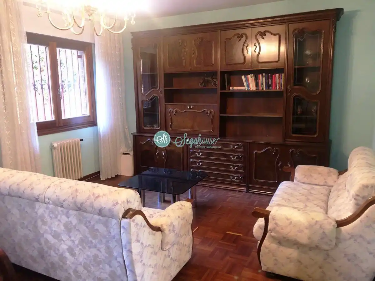 Sala de estar de Piso en venta en Segovia con Calefacción, Parquet y Trastero