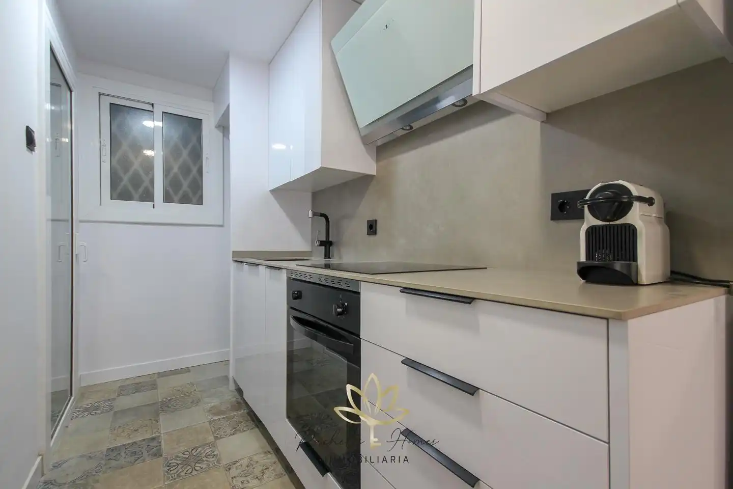 Küche von Erdgeschoss zum Verkauf in Barcelona mit Heizung, Parkett und Terrasse