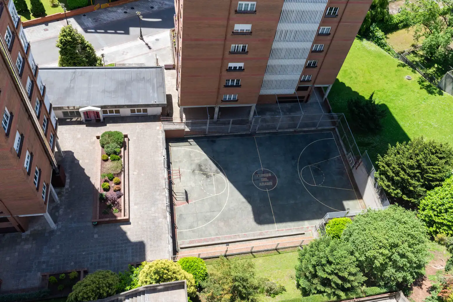 Aparcament de Pis en venda en Oviedo  amb Calefacció, Parquet i Traster