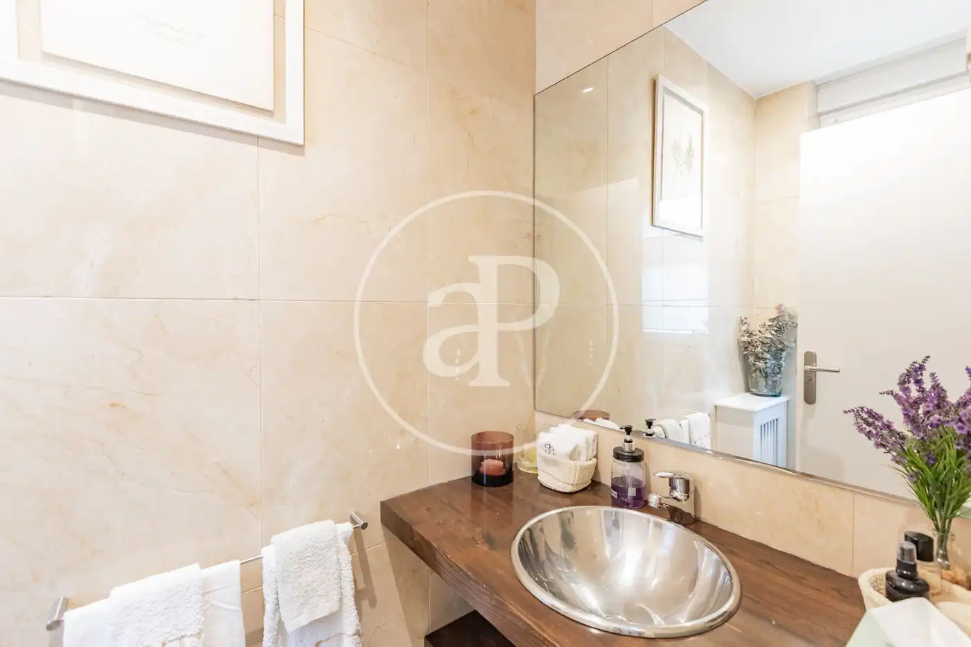 Baño de Casa adosada en venta en Madrid con Aire acondicionado, Calefacción y Jardín privado