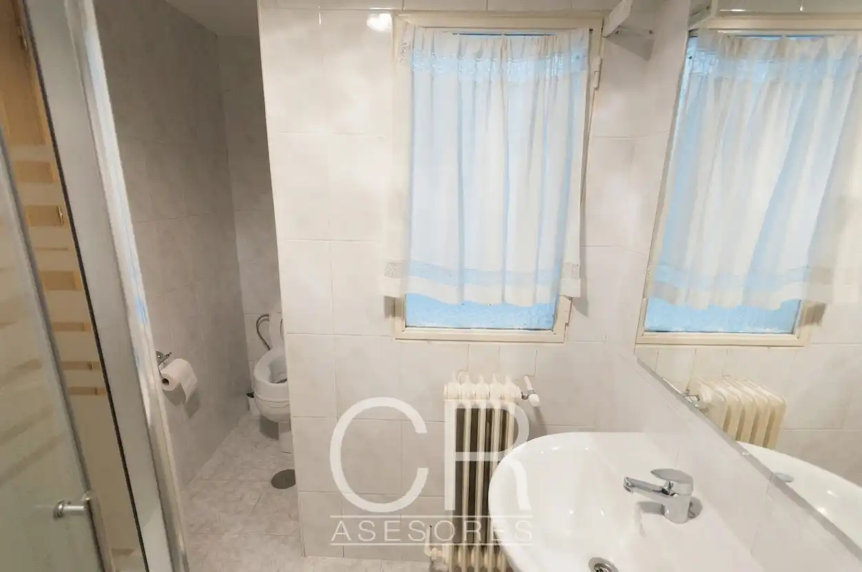 Baño de Piso de alquiler en Granada con Aire acondicionado, Calefacción y Balcón