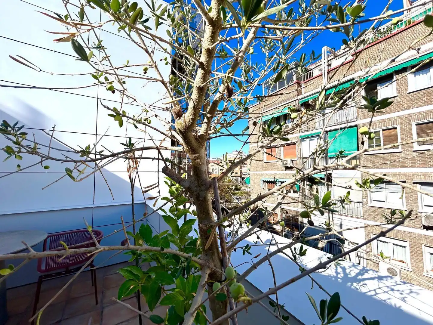 Außenansicht von Wohnung zum Verkauf in Madrid mit Klimaanlage, Heizung und Terrasse
