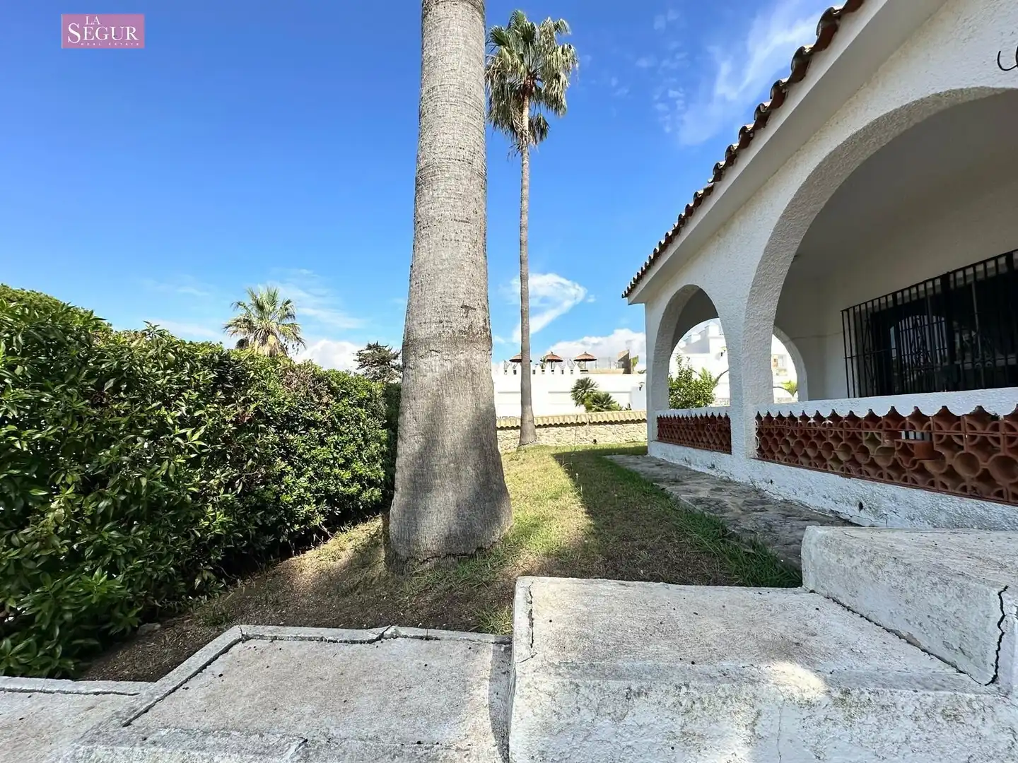 Vista exterior de Casa o xalet en venda en Conil de la Frontera amb Jardí privat, Terrassa i Traster