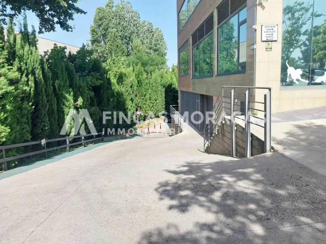 Vista exterior de Garatge en venda en Sant Cugat del Vallès amb Alarma