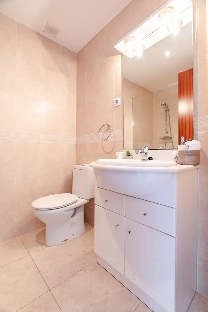 Badezimmer von Einfamilien-Reihenhaus zum Verkauf in Vila-rodona mit Privatgarten und Ofen