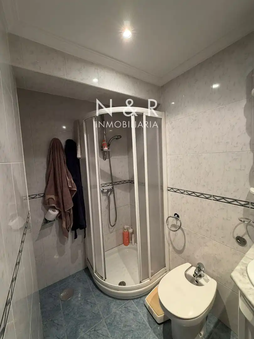 Badezimmer von Dachboden zum Verkauf in Santiago de Compostela  mit Heizung, Terrasse und Abstellraum