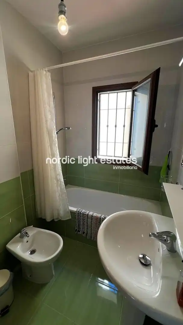 Vista exterior de Casa o chalet en venta en Nerja con Terraza, Piscina y Amueblado