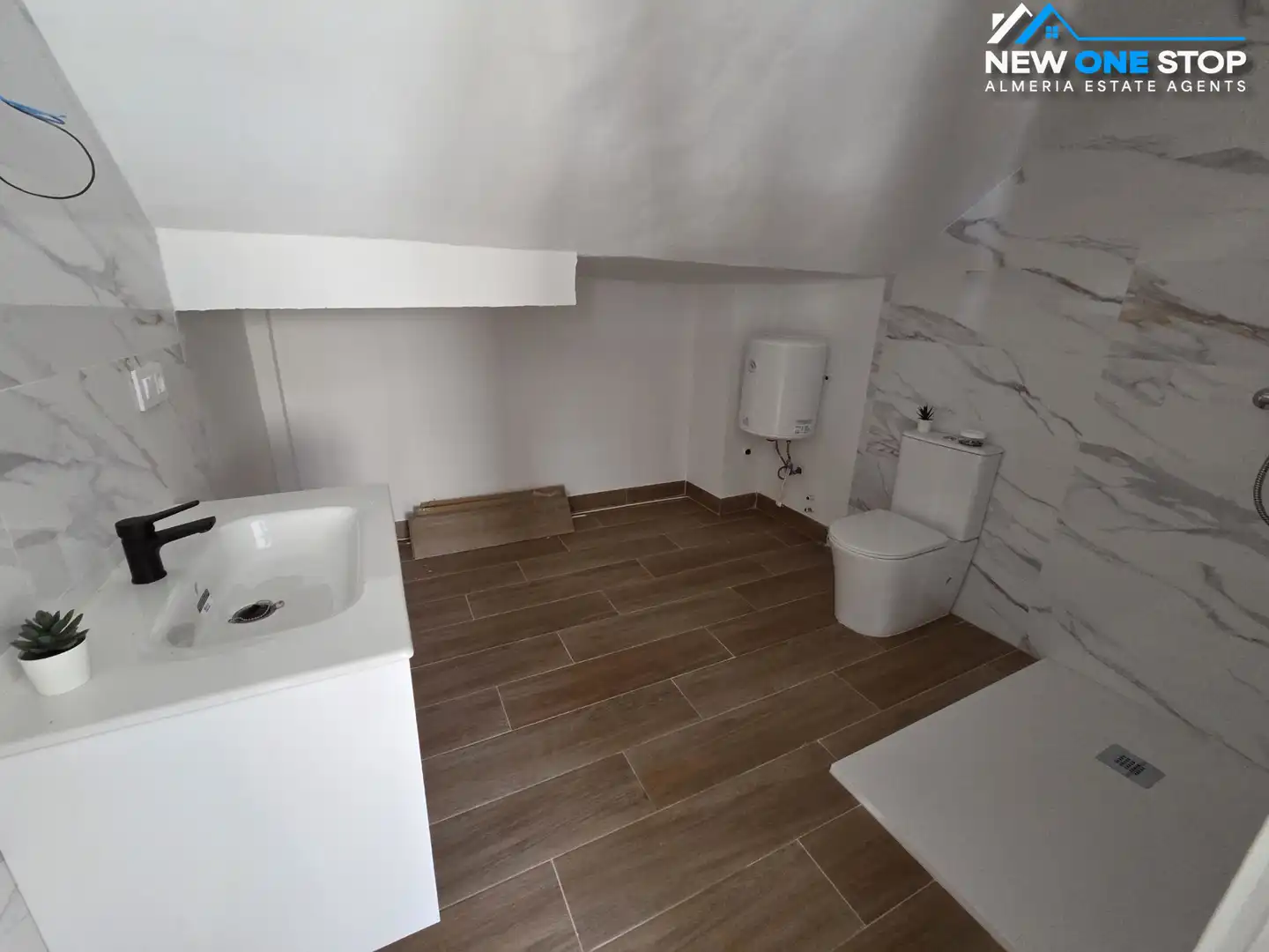 Baño de Piso en venta en Mojácar con Horno, Lavadora y Microondas