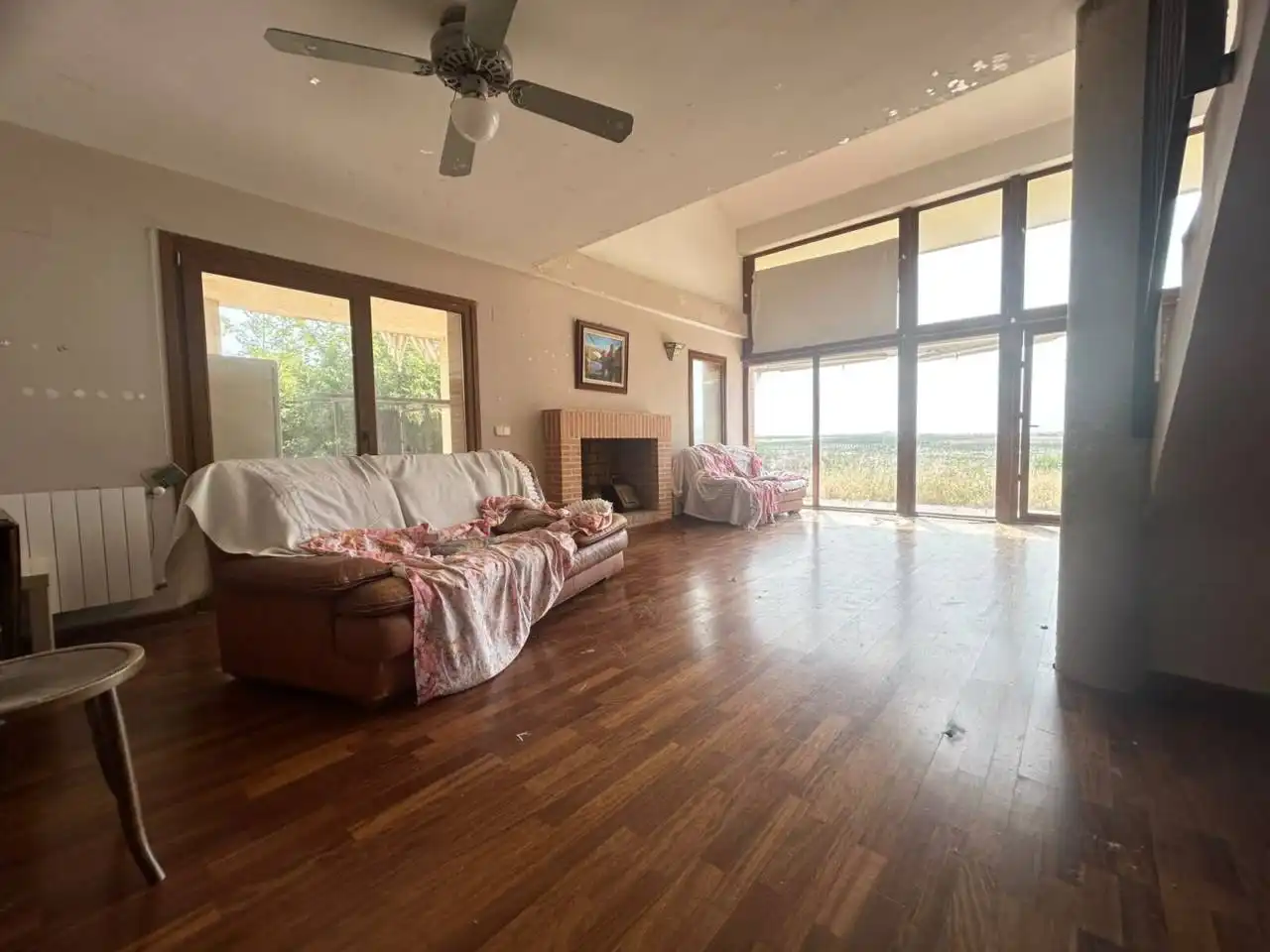 Wohnzimmer von Haus oder Chalet zum Verkauf in Layos mit Heizung, Privatgarten und Terrasse