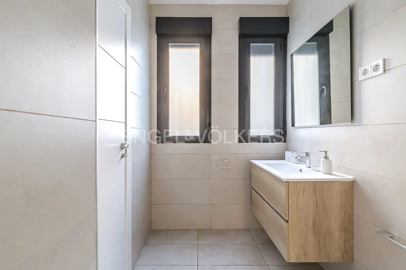 Bany de Apartament de lloguer en Madrid amb Aire condicionat, Calefacció i Moblat