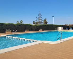 Piscina de Casa adosada en venda en Torrevieja amb Aire condicionat, Calefacció i Jardí privat